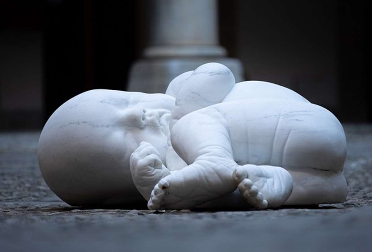 L’opera di Jago “Look down” a Palermo. Il bambino di marmo bianco in esposizione a Palazzo Reale