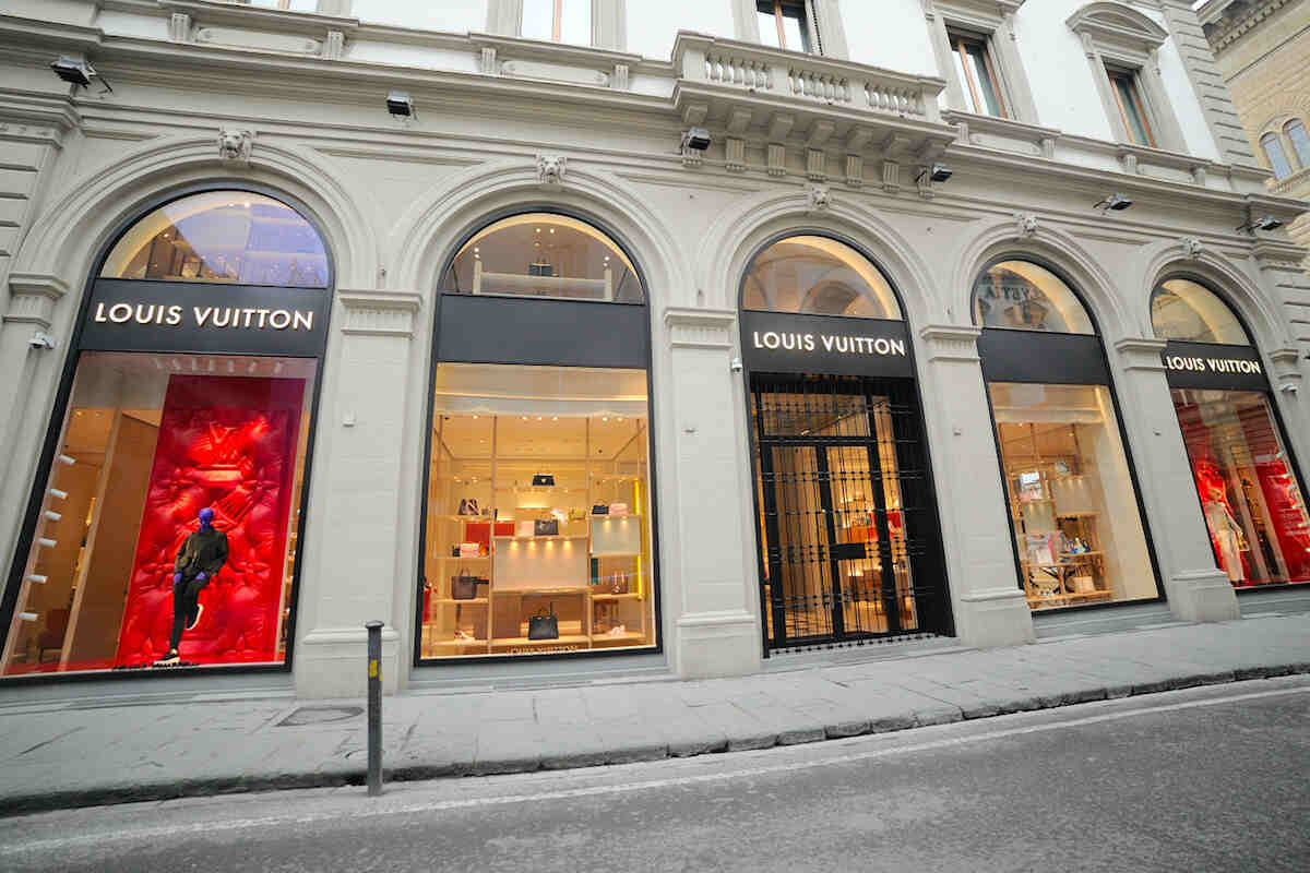 Assunzioni Louis Vuitton, 500 posti di lavoro nel settore della calzatura di lusso: ecco come candidarsi