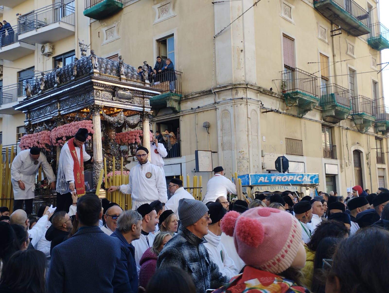 Santa in viaggio verso Piazza Iolanda
