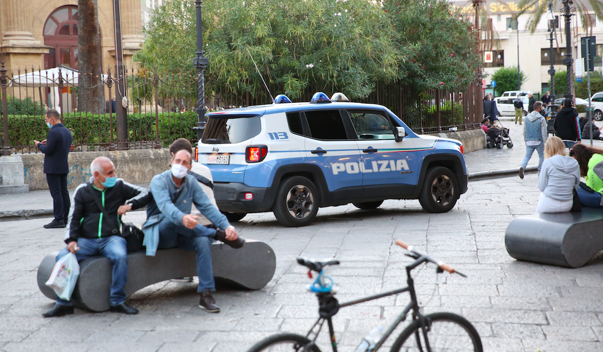 Palermo, sfondano la vetrina di un pub e rubano denaro e bottiglie: la Polizia indaga Palermo, sfondano la vetrina di un pub e rubano denaro e bottiglie: la Polizia indaga