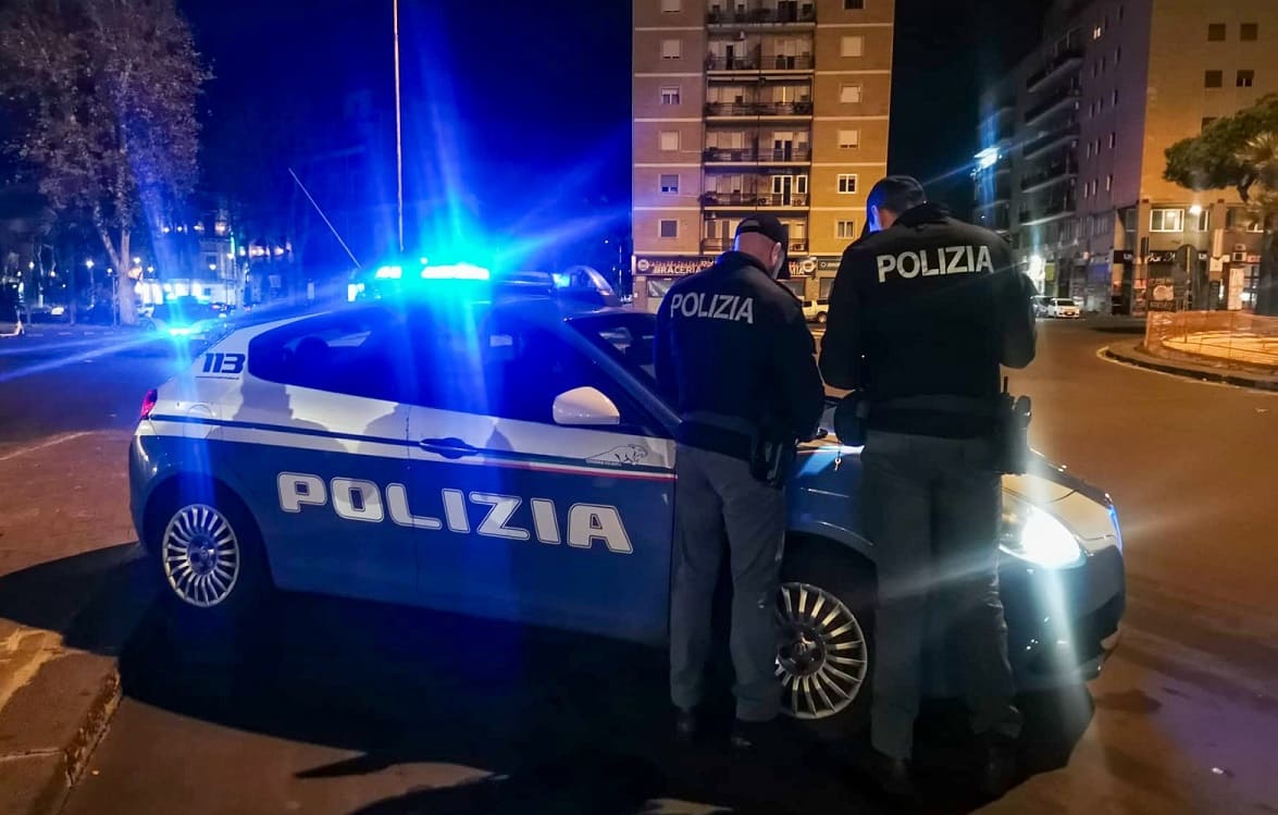 Spiava le vicine di casa dalla serratura: arrestato un 56enne per stalking “condominiale”