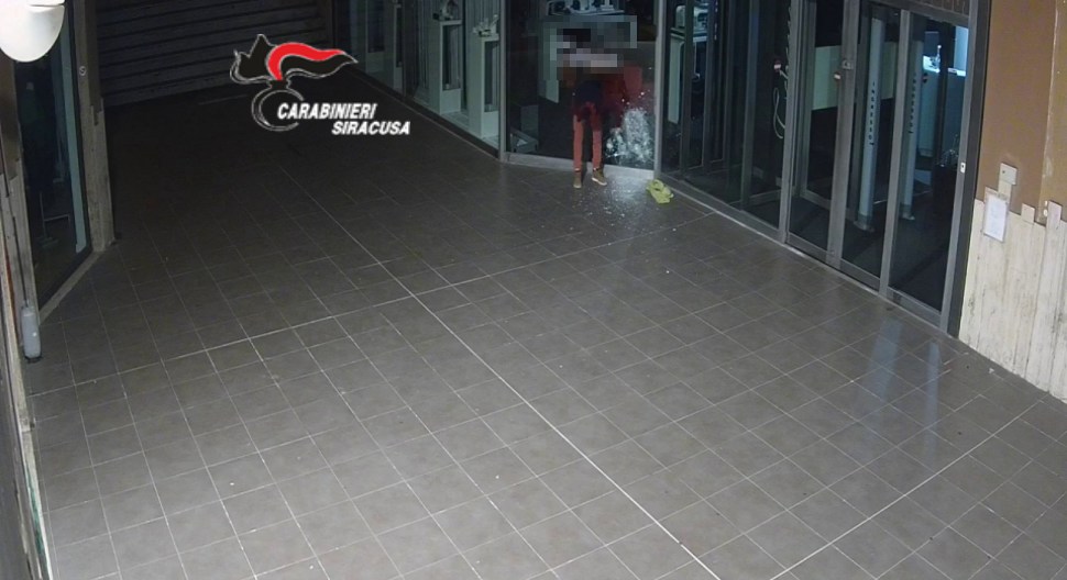 Fracassa vetrata di una gioielleria con un martello e tenta colpo: 36enne in manette nel Siracusano