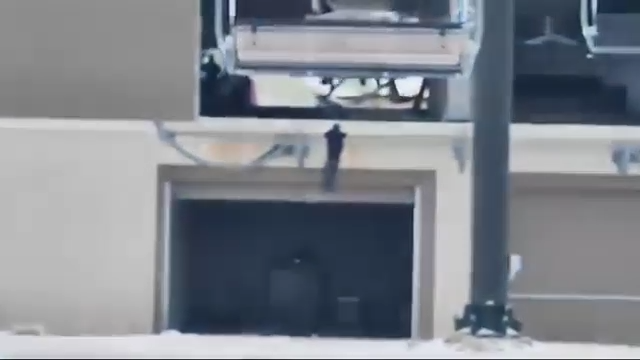 VIDEO | Terrore ad alta quota: scivola da seggiovia e resta aggrappato a reti di protezione