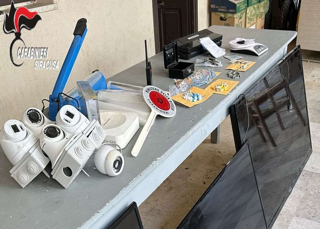 VIDEO | “Covo” dello spaccio con videosorveglianza attiva: arresto a Siracusa
