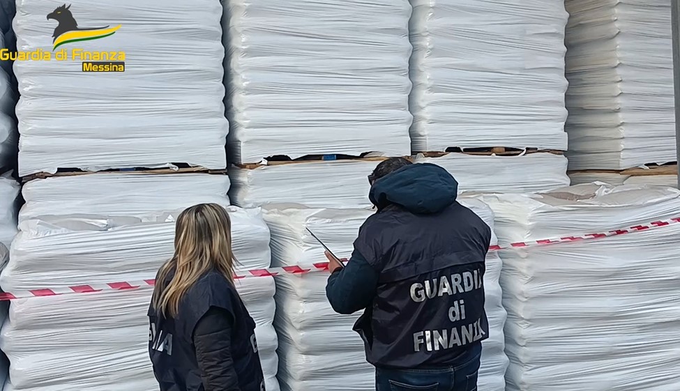 VIDEO | Il biocombustibile pericoloso e non a norma, maxi sequestro di nocciolino a Messina