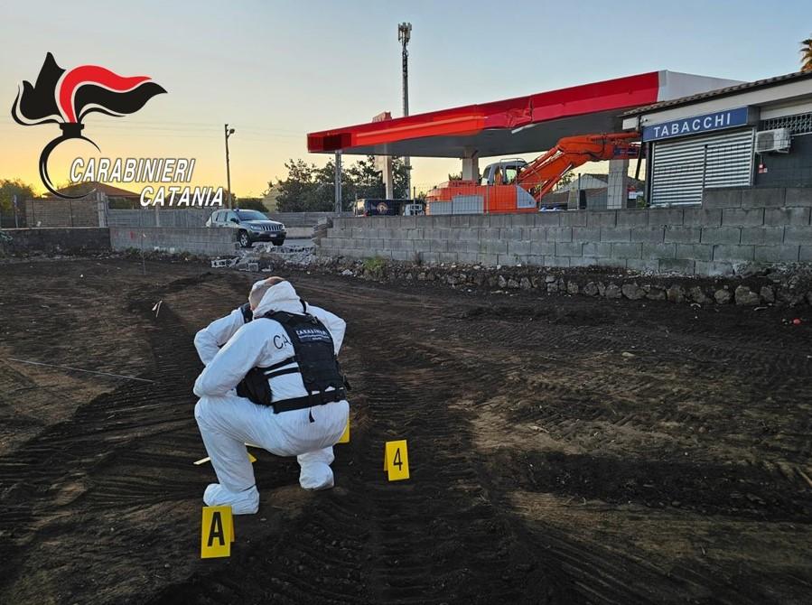 FOTO | Devastano distributore con spaccata: sventato colpo nel Catanese