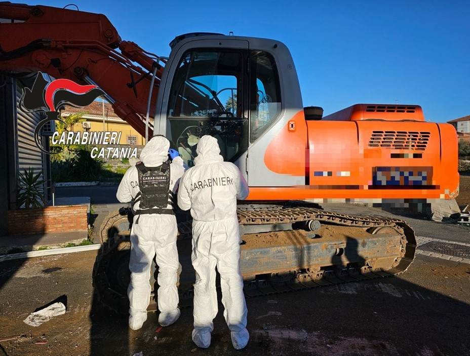 FOTO | Devastano distributore con spaccata: sventato colpo nel Catanese