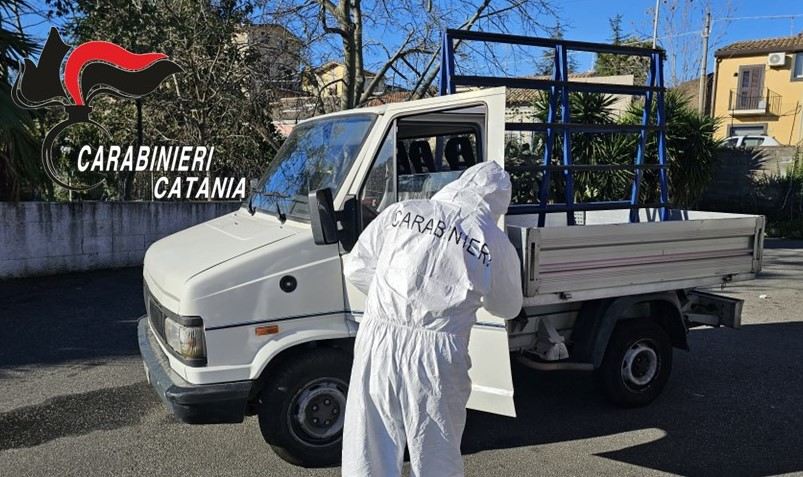 FOTO | Devastano distributore con spaccata: sventato colpo nel Catanese
