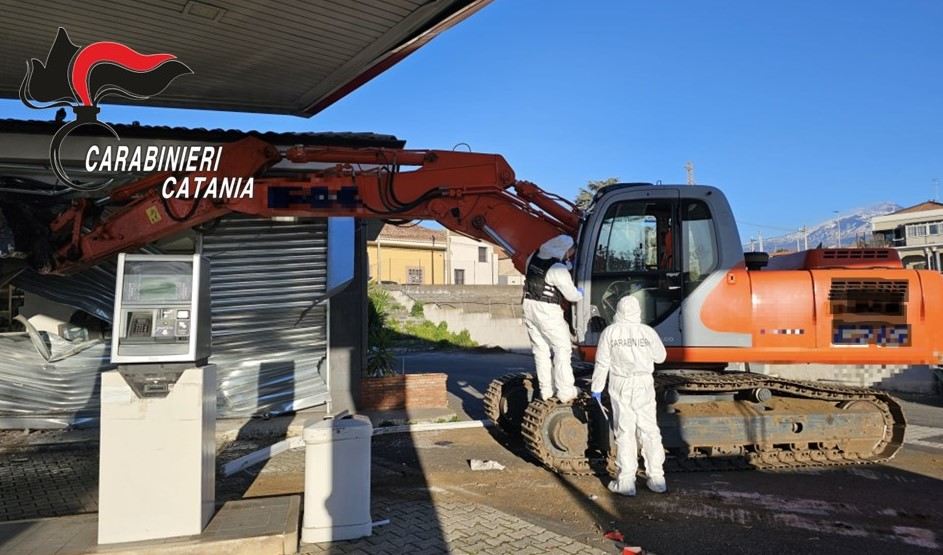 FOTO | Devastano distributore con spaccata: sventato colpo nel Catanese