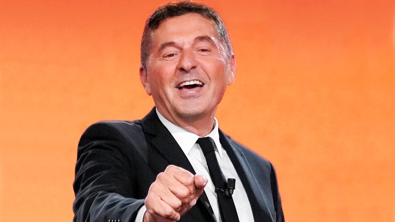 Dopo il caso “Belve” Teo Mammucari annuncia lo stop: “Non sto bene”