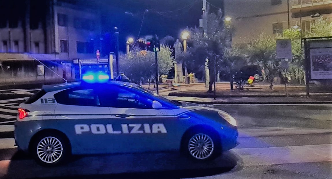 Catania, usa cellulare alla guida e fugge a posto di blocco polizia: denunciata 20enne
