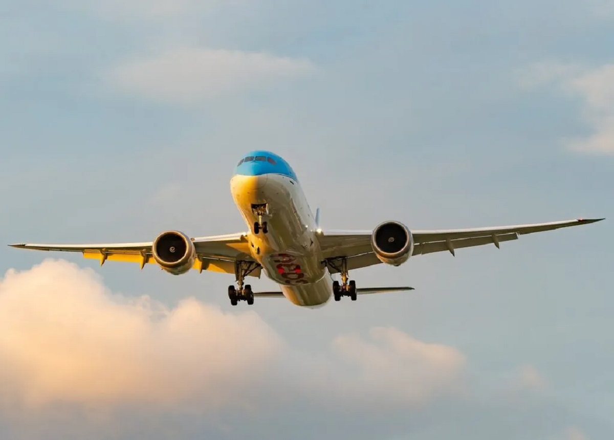 VIDEO | Salta la copertura ed è costretto all’atterraggio d’emergenza: paura a bordo del Boeing 737