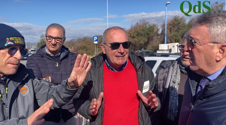 VIDEO | L’erosione costiera colpisce la pista ciclabile di San leone, Mareamico: “Intervenire subito”