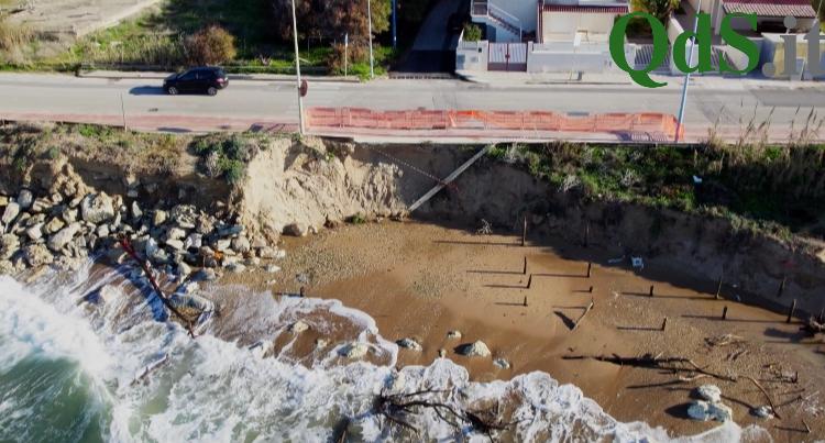 VIDEO | L’erosione costiera colpisce la pista ciclabile di San leone, Mareamico: “Intervenire subito”