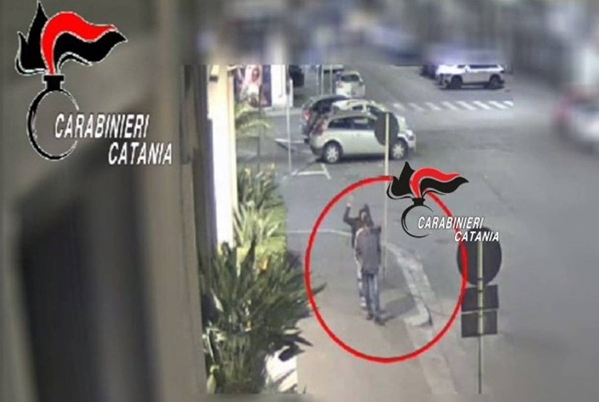 VIDEO | Catania, ultraottantenne aggredito con calci e pugni al volto
