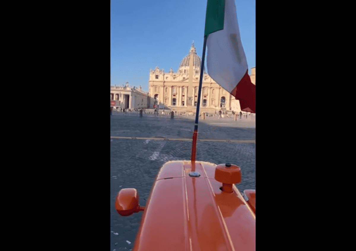 VIDEO | Protesta agricoltori dal Papa: trattore e mucca a San Pietro