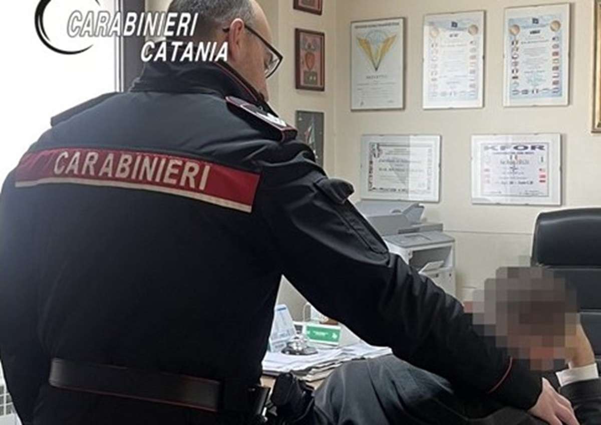 Catania, fermato mentre tenta di prendere le armi del padre per suicidarsi