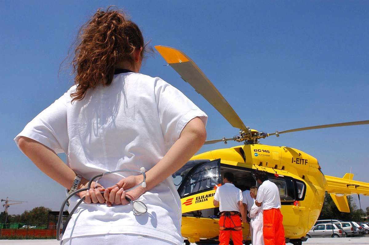 Dramma dopo colazione: 18enne va in arresto cardiaco e muore