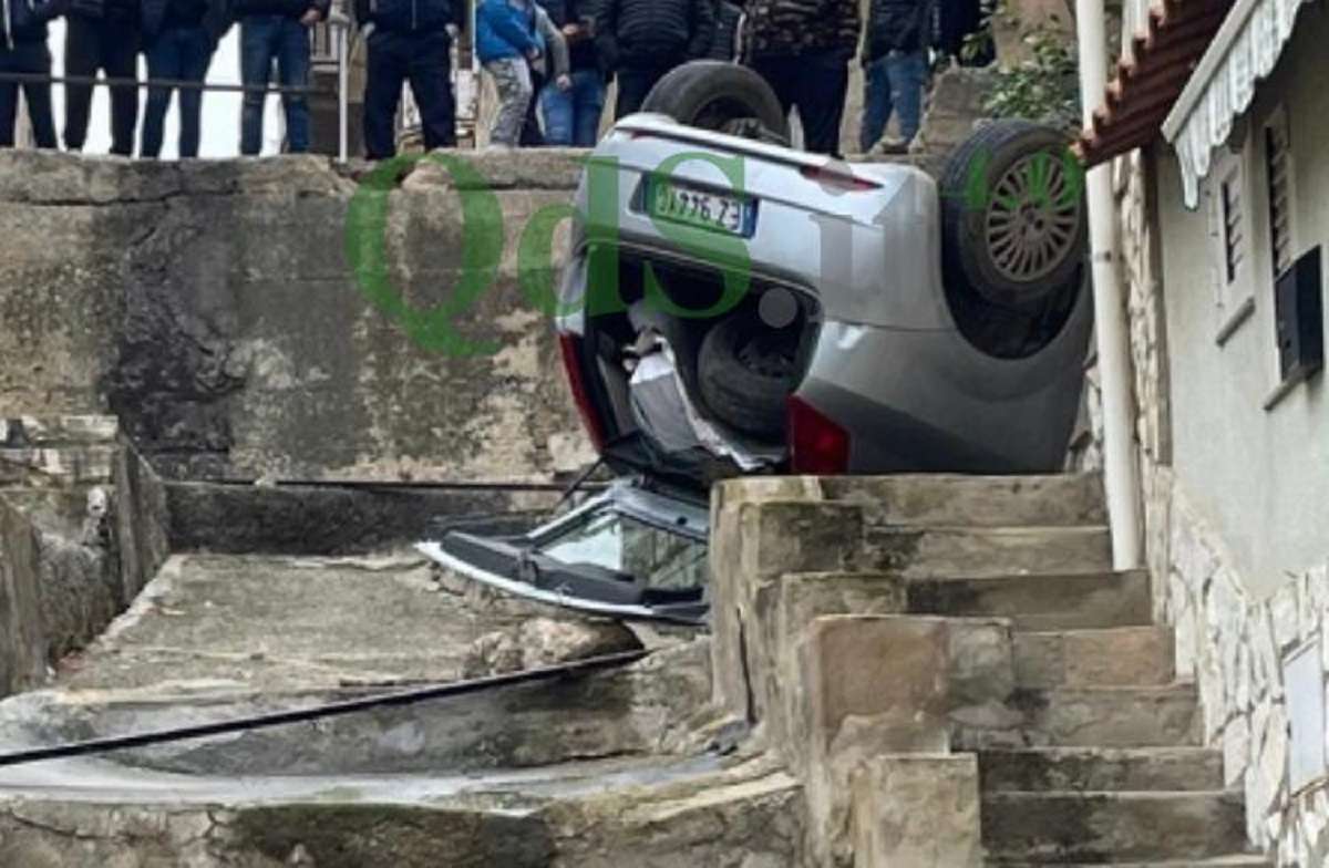 Palma di Montechiaro, auto finisce la sua corsa sulle scale