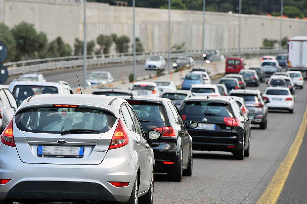 Macchina e autocarro si scontrano sulla Palermo-Mazara: traffico in tilt, code di 9 km