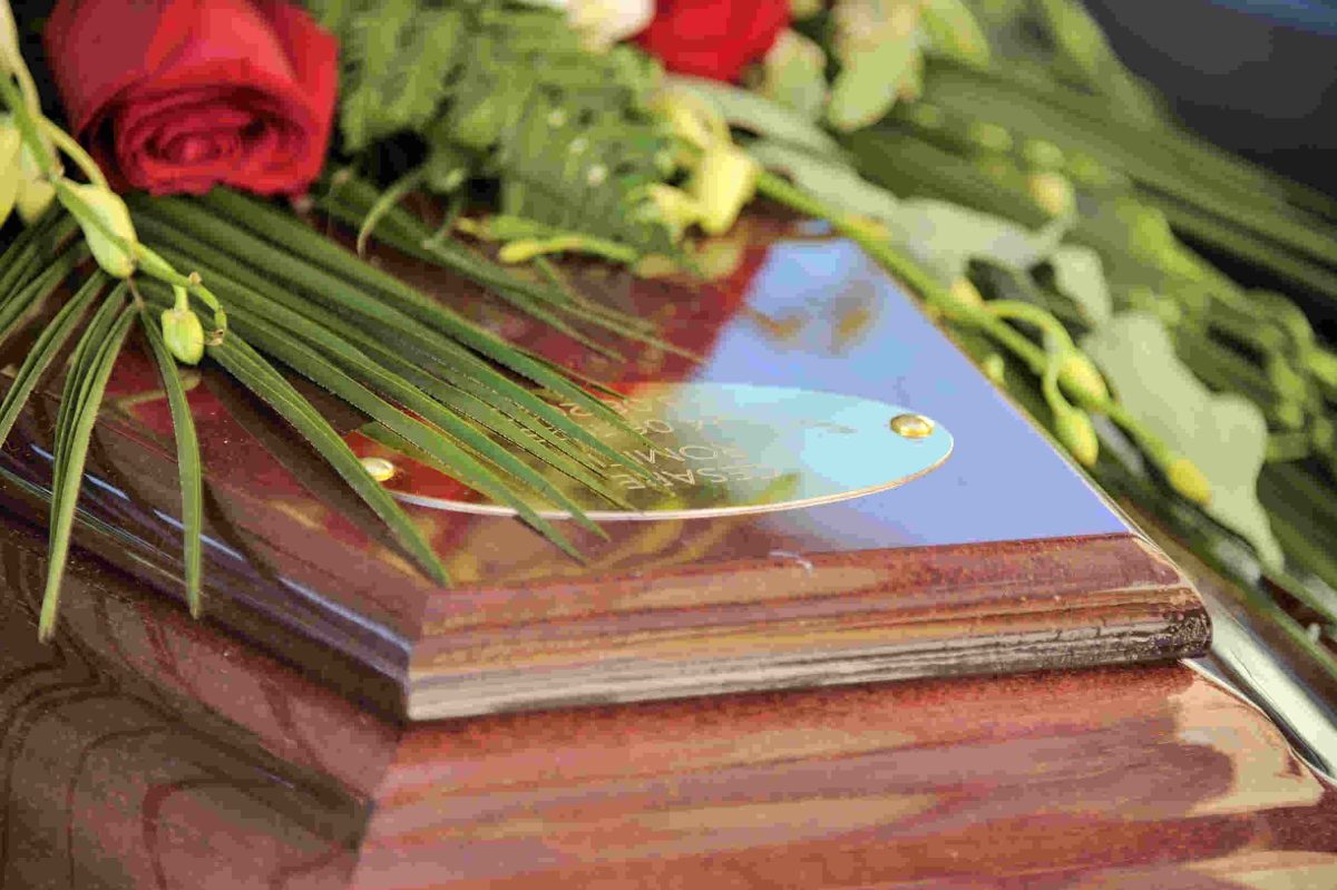 Bonus di 294 euro a favore di chi subisce un lutto e perde una persona cara: come funziona