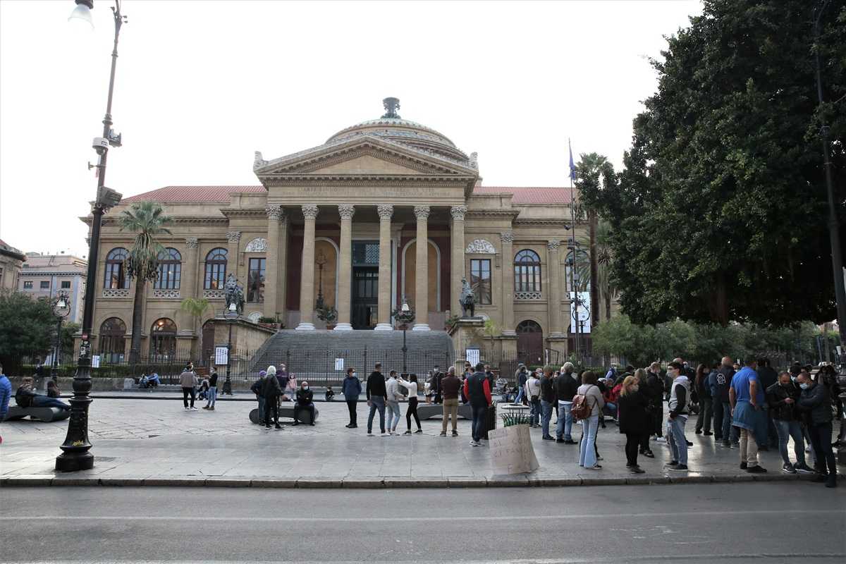 Palermo, baby gang aggredisce 4 giovani in via Cavour: uno trasportato in ospedale
