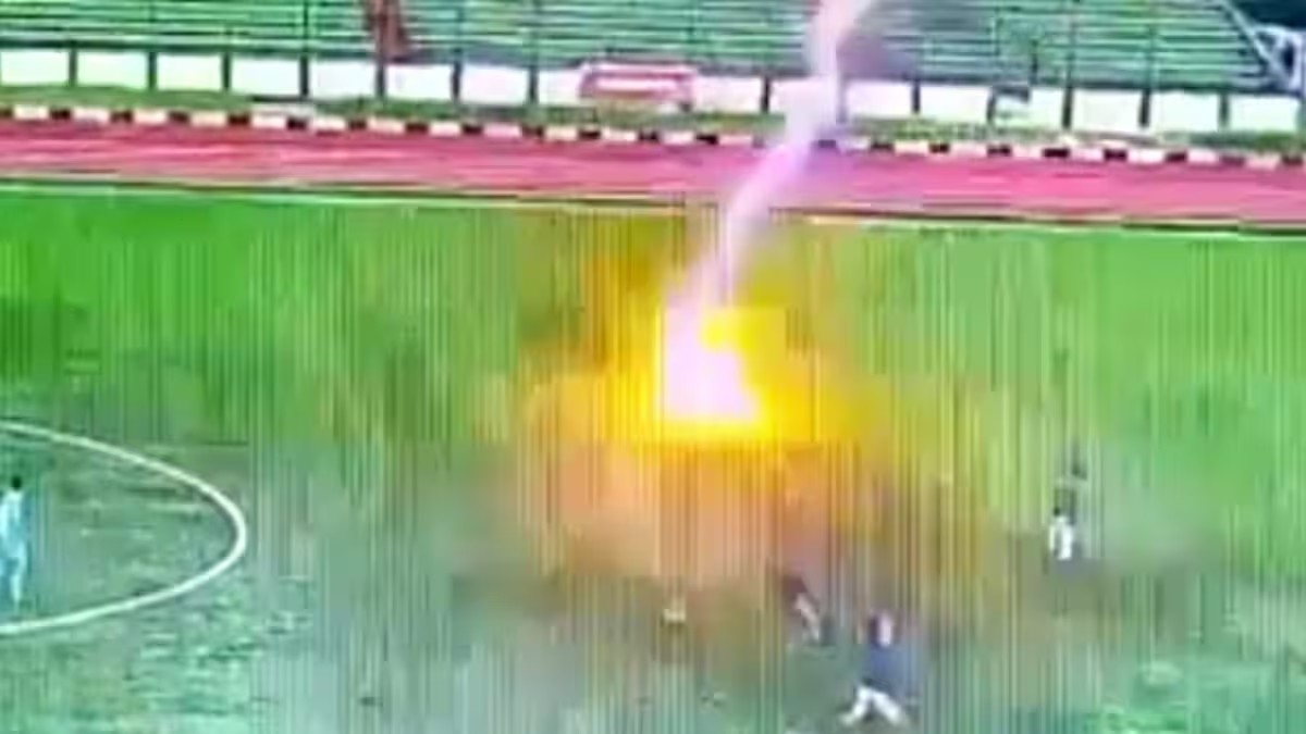 VIDEO | Tragedia in campo: calciatore muore colpito da un fulmine