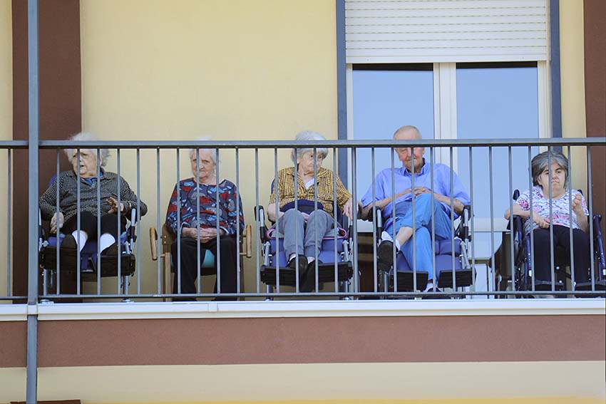 Caltanissetta, anziani maltrattati, senza cure e perfino “sequestrati”