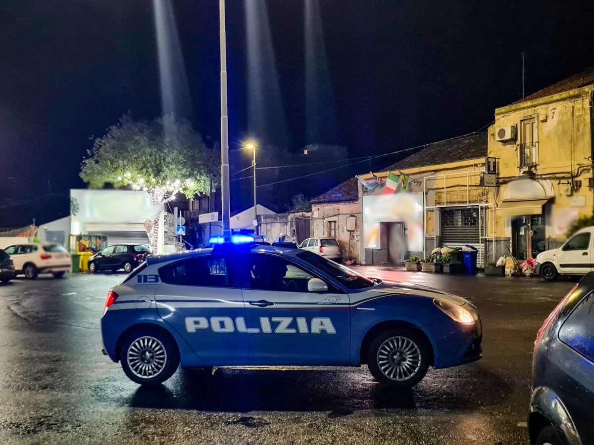 Catania, Polizia salva uomo che tenta gesto estremo