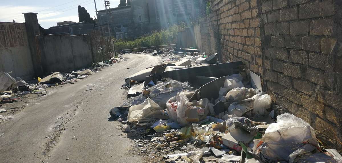 Galleria foto 'Catania, montagne di rifiuti in via Fondo Romeo, Cardello: “Si rischia una nuova via Toledo”' - foto 2