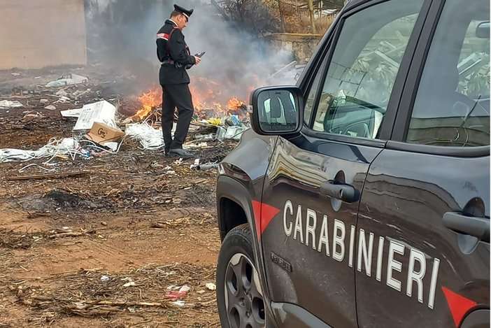 Combustione illecita di diversi chili di rifiuti: denunciati 3 amministratori agricoli