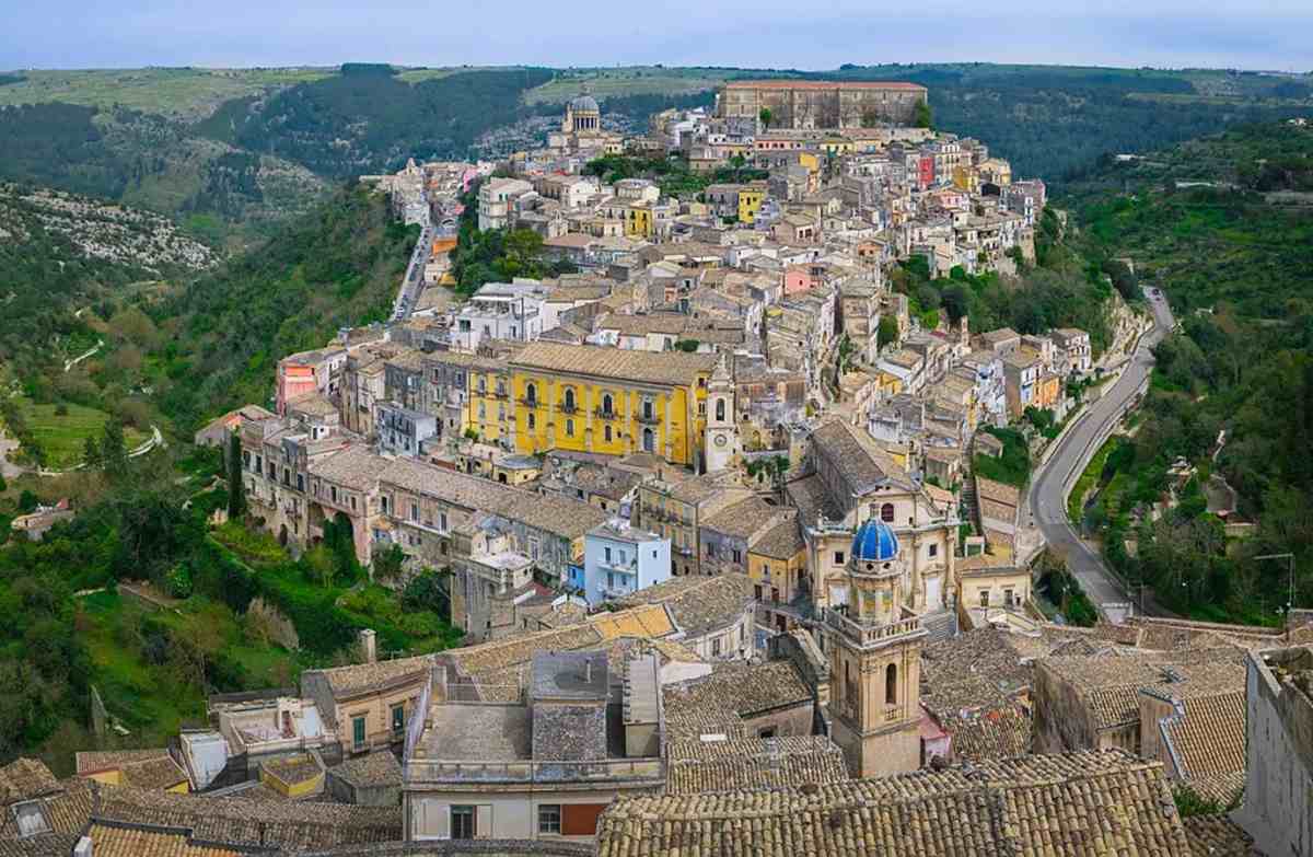 Via le insegne obsolete dal centro storico di Ragusa