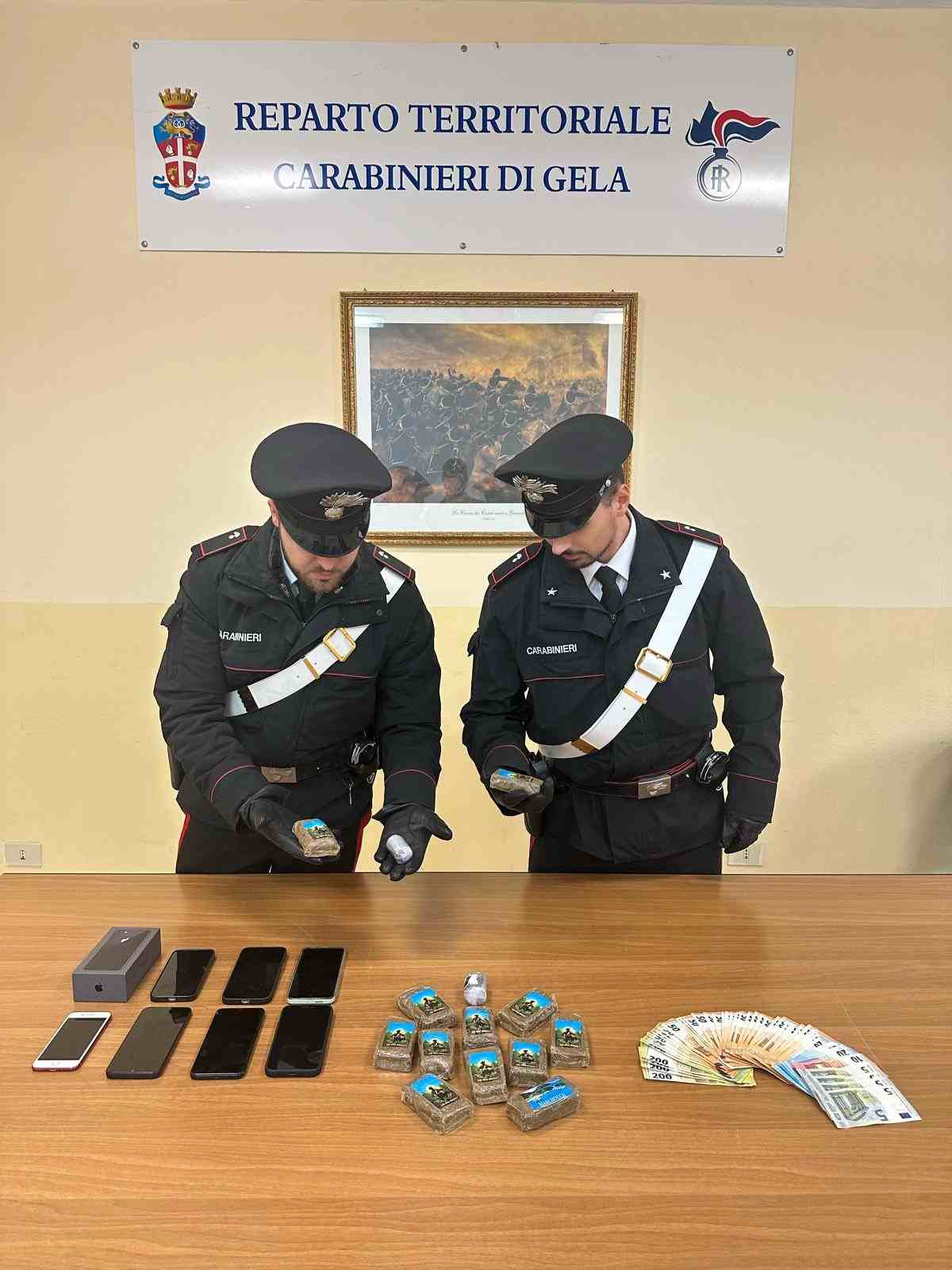 Sorpresi con oltre 1,5 kg di hashish: scattano gli arresti a Gela