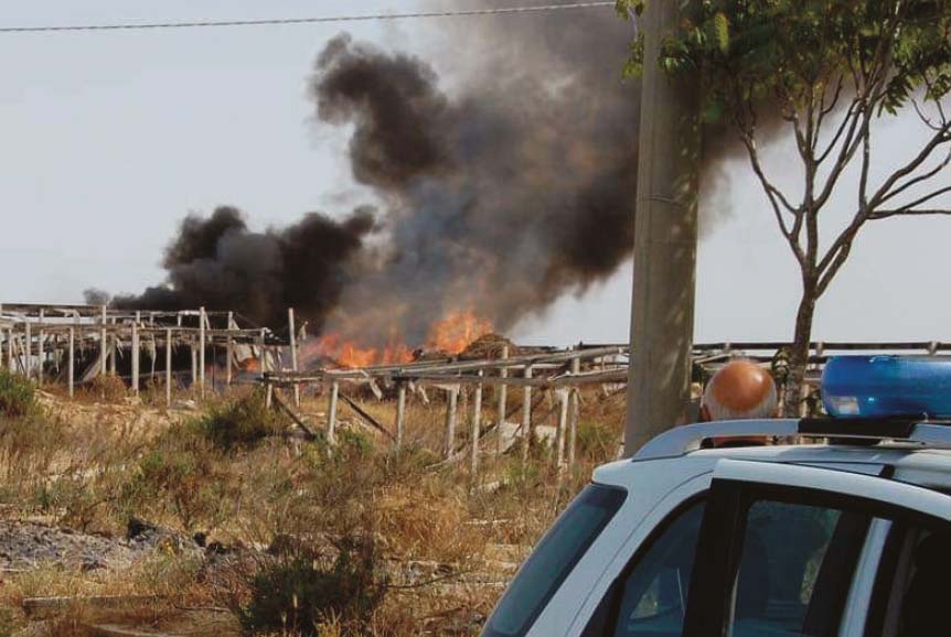 Rifiuti agricoli dati alle fiamme, nel ragusano allarme per la diossina liberata dalle “fumarole”