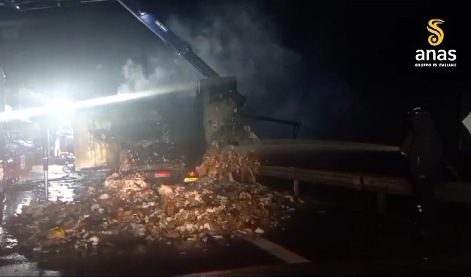 VIDEO | “Inferno” sulla A19, camion in fiamme blocca il traffico: autostrada chiusa, la situazione