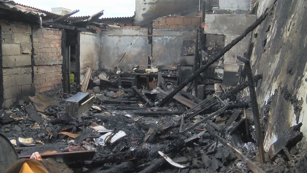 FOTO | Messina, incendio tra le baracche di Fondo Pugliatti: a rischio diverse famiglie