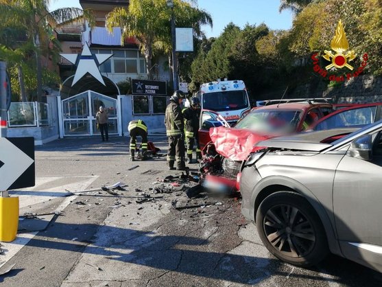 Violento scontro ad Aci Catena: auto distrutte, un ferito
