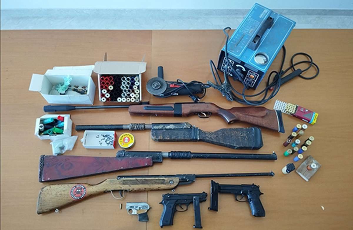 Siracusa, scoperto artigiano delle armi: realizzava ordigni con l’ausilio di video tutorial