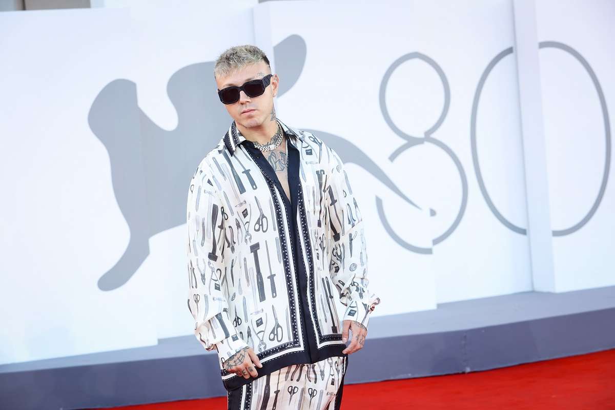 Sanremo, tweet al veleno di Lazza: “Artisti fanno finta di suonare strumento sul palco”