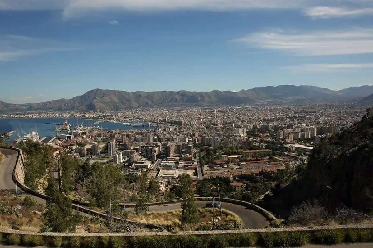 Diede fuoco al cane a Palermo, Lav a sindaco: “Divieto detenzione animali per autore”