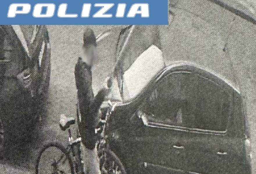 Catania, sradica palo dalla strada per rubare una bici: 25enne nei guai