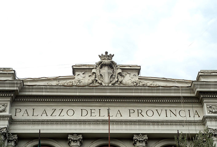 Sulle ex Province dieci anni di buchi nell’acqua. Ma intanto strade e scuole vanno in frantumi