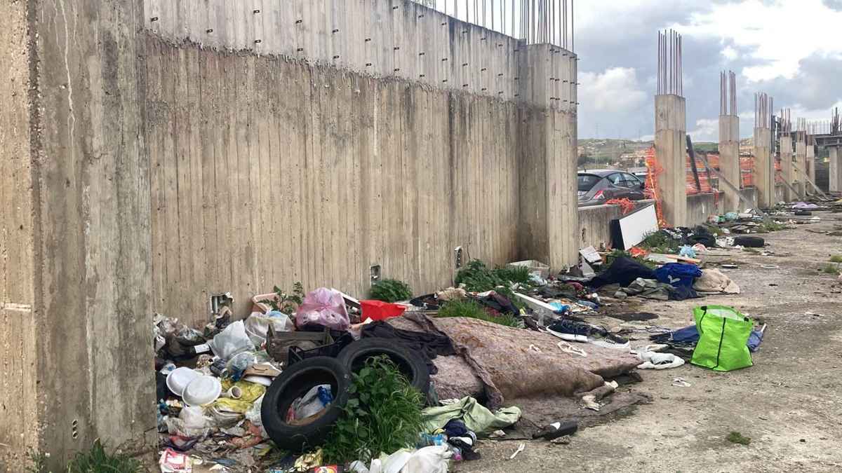 VIDEO | Agrigento, caos rifiuti nel parcheggio di Piazzale Rosselli