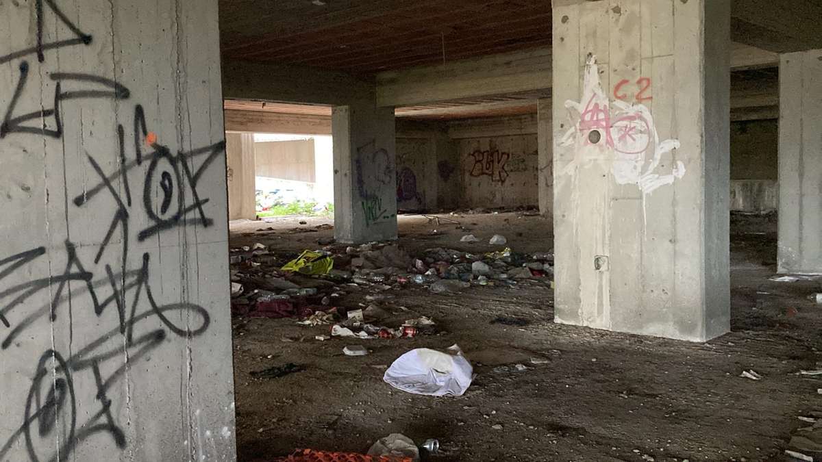 Galleria foto 'VIDEO | Agrigento, caos rifiuti nel parcheggio di Piazzale Rosselli' - foto 2