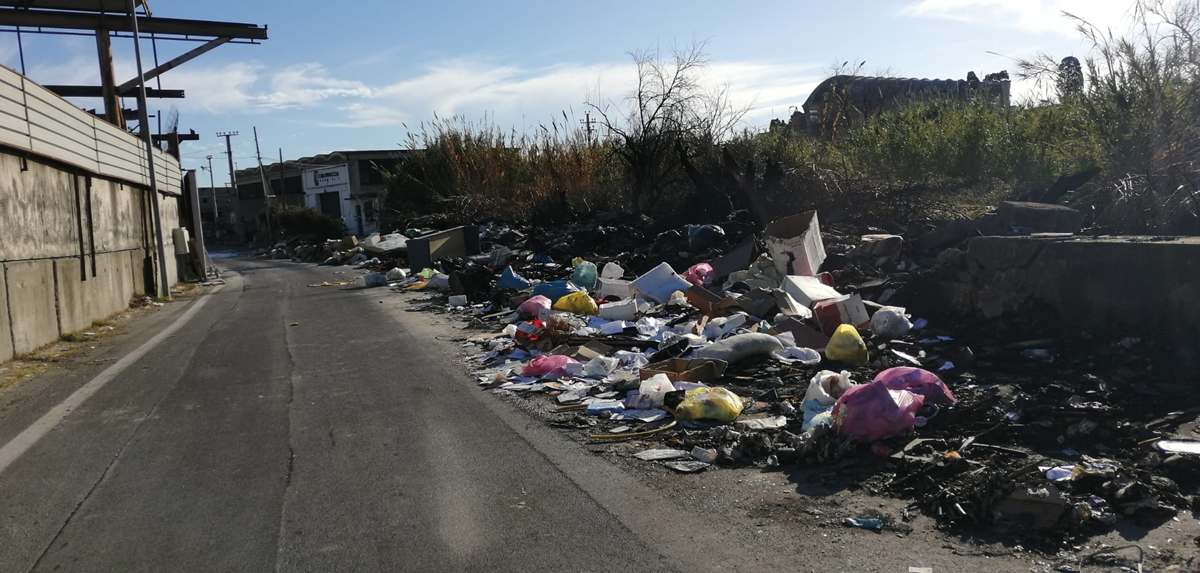Catania, montagne di rifiuti in via Fondo Romeo, Cardello: “Si rischia una nuova via Toledo”