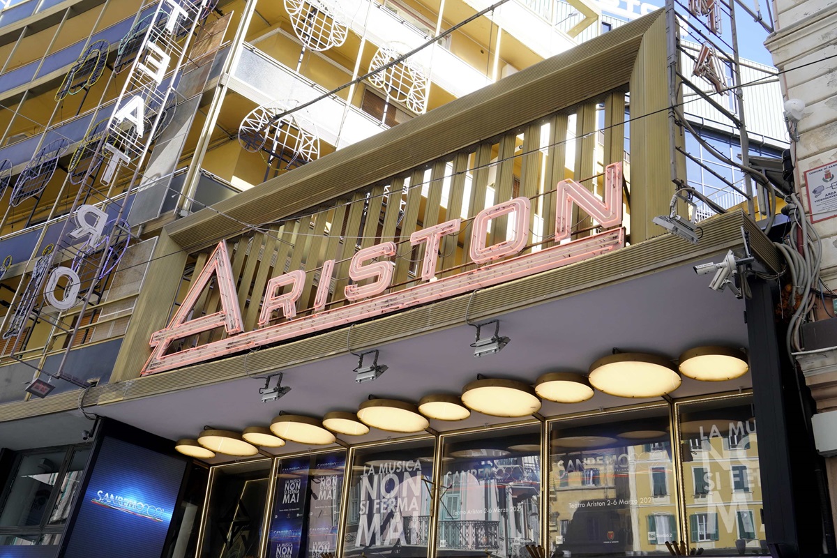 Sanremo 2025, la scaletta della quarta serata: l’ordine di esibizione e gli ospiti attesi