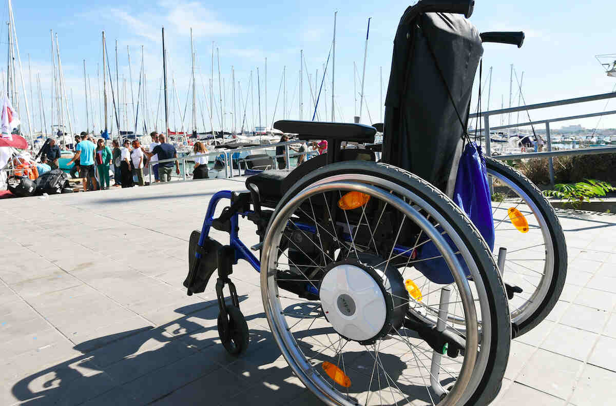 Palermo, ragazza disabile cade in una buca con la carrozzina e si rompe il naso: presentata causa al Comune