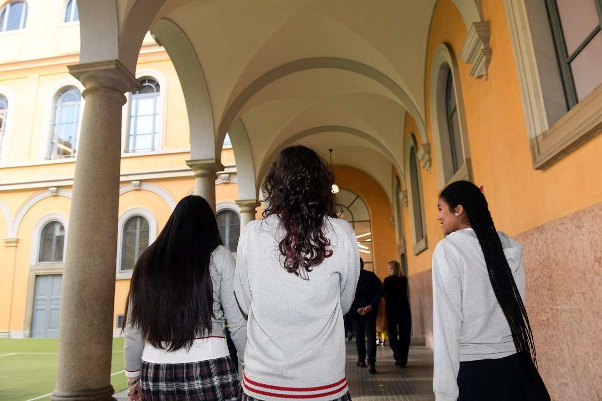 Spruzzano spray urticante a scuola: studenti e insegnante in ospedale