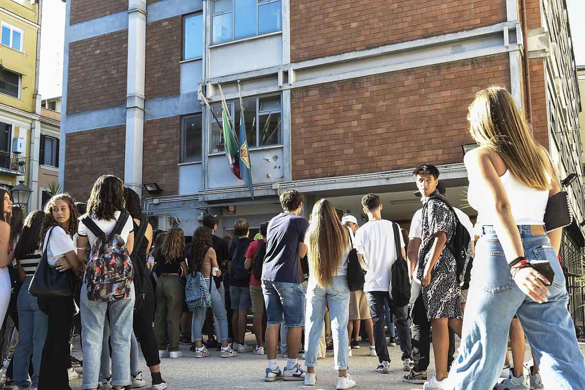 Nuovo bando per borse di studio nelle scuole superiori