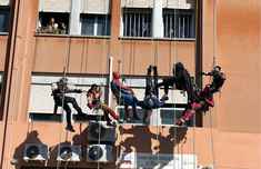 Policlinico di Messina: i supereroi si calano dal tetto per salutare i bimbi ospedalizzati